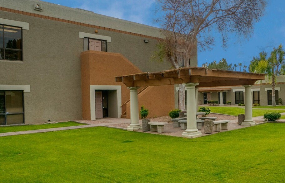 2222 S Dobson Rd, Mesa, AZ à louer - Photo de l’immeuble – Image 3 sur 19