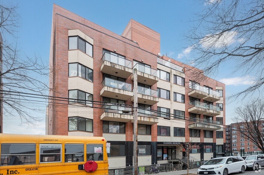 136-46 41st Ave, Flushing, NY à vendre - Photo de l’immeuble – Image 2 sur 4
