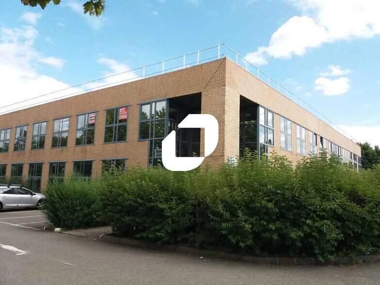 39 Avenue Des 3 Peuples, Montigny-le-Bretonneux à louer - Photo de l’immeuble – Image 1 sur 13