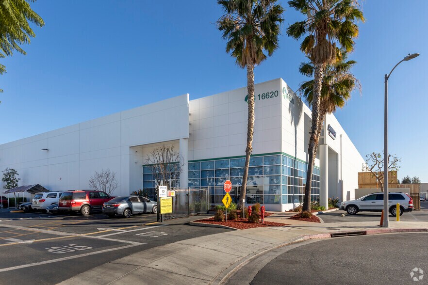 16620 Stagg St, Van Nuys, CA à louer - Photo de l’immeuble – Image 3 sur 3
