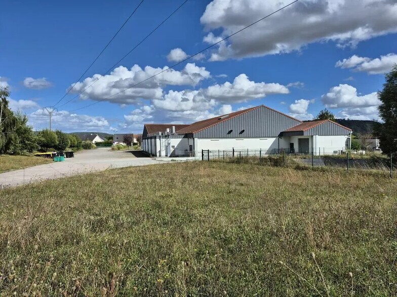 Local d’activités dans Pîtres à louer - Photo de l’immeuble – Image 2 sur 4