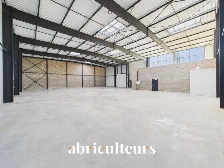 Industriel/Logistique dans Chartres à vendre - Photo de l’immeuble – Image 2 sur 5