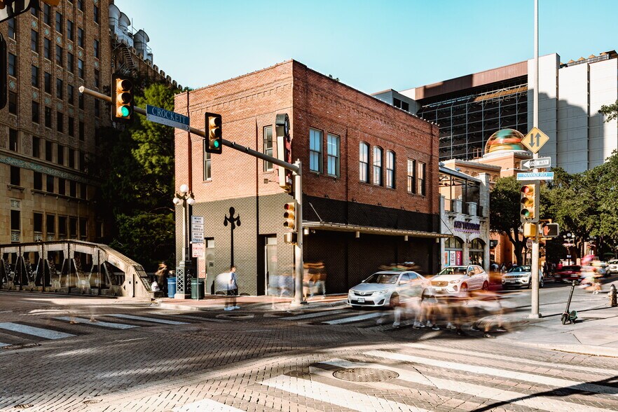 111 W Crockett St, San Antonio, TX à louer - Photo de l’immeuble – Image 1 sur 7