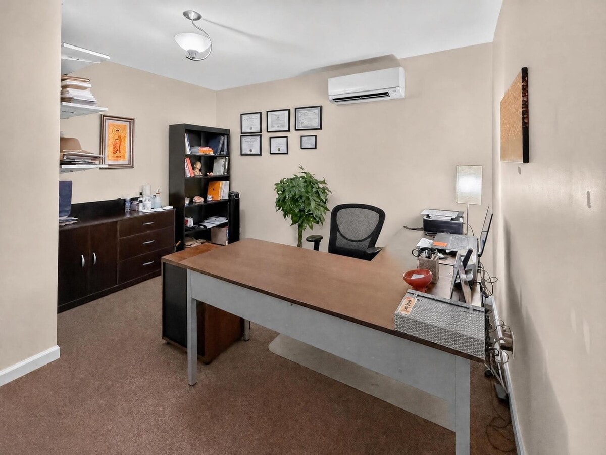 44 E 12th St, New York, NY 10003 - Lot Doctor Office -  - Photo intérieure - Image 1 of 7