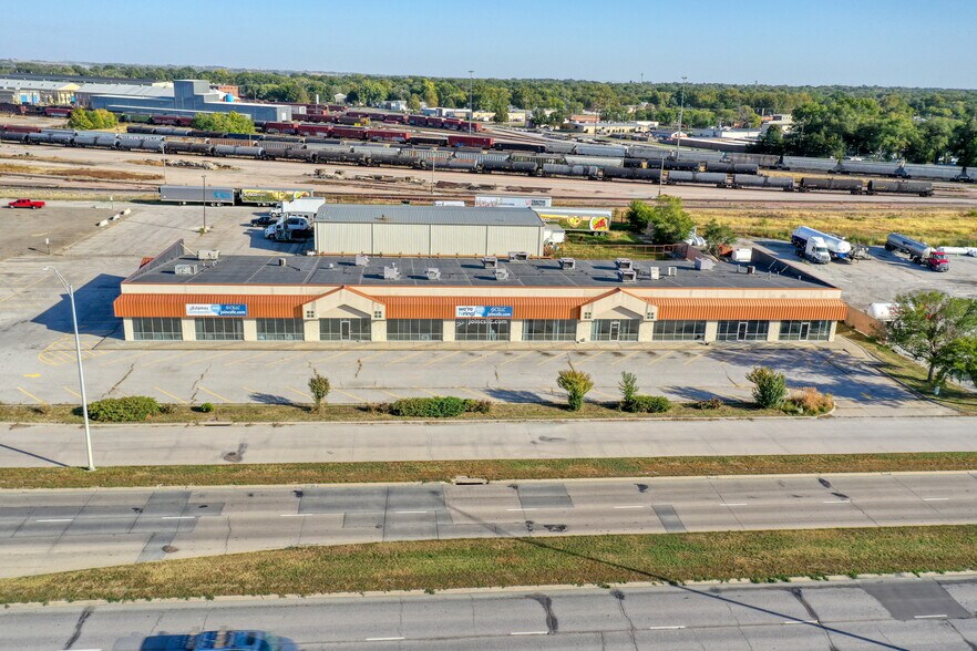 5945 Cornhusker Hwy, Lincoln, NE à louer - Photo de l’immeuble – Image 3 sur 28