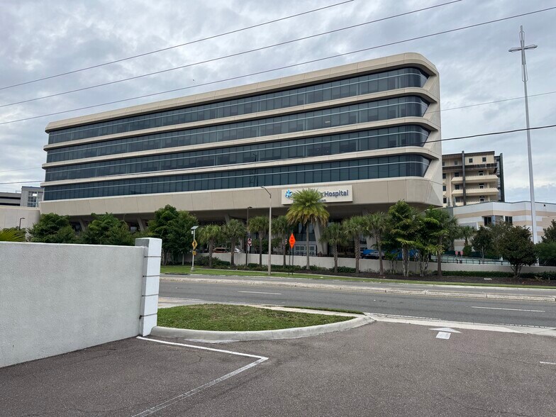 2814 W Dr Martin Luther King Jr Blvd, Tampa, FL à louer - Photo de l’immeuble – Image 3 sur 10