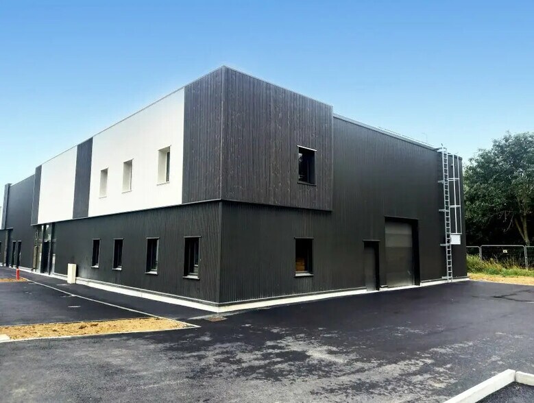 Local d'activités dans Cormelles-le-Royal à vendre - Photo de l’immeuble – Image 1 sur 7