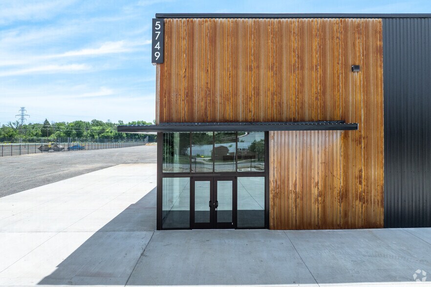 5749 Parker Henderson Rd, Fort Worth, TX à vendre - Photo de l’immeuble – Image 3 sur 14