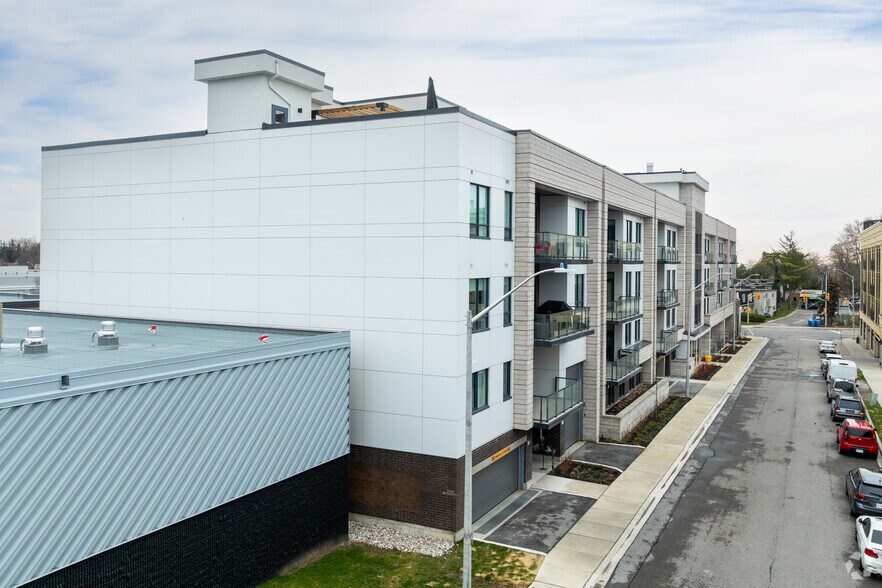123 Maurice Dr, Oakville, ON à louer - Photo de l’immeuble – Image 3 sur 4