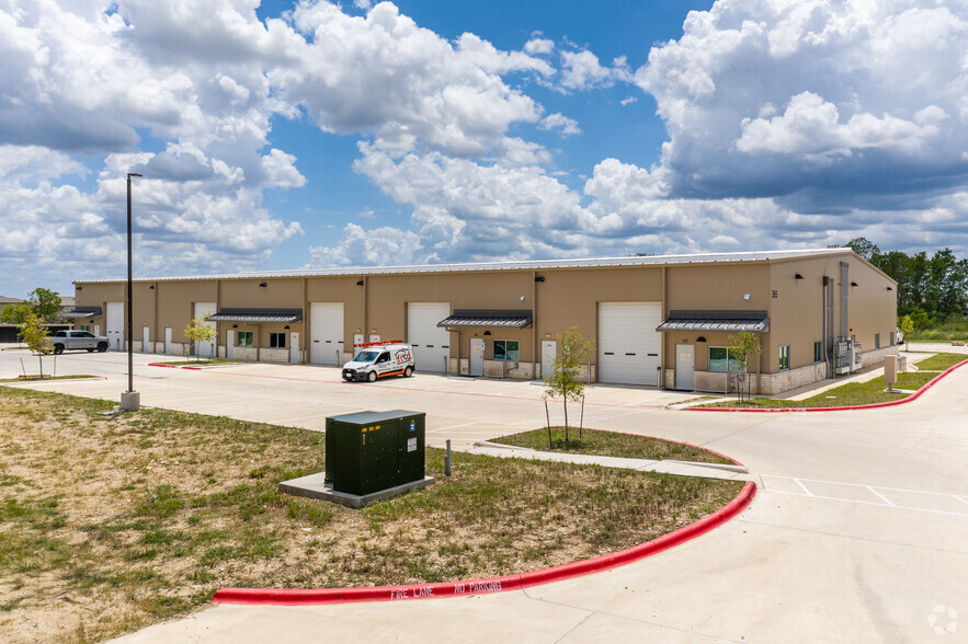 335 Warehouse Dr, Buda, TX à louer - Photo de l’immeuble – Image 3 sur 6