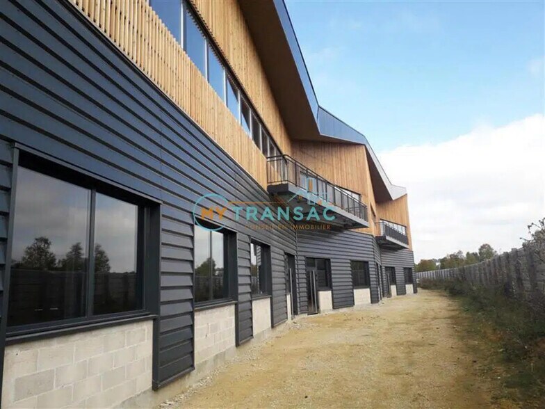 Local d'activités dans Moissy-Cramayel à vendre - Photo de l’immeuble – Image 1 sur 13