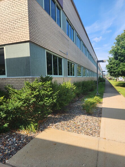 750 2nd St NE, Hopkins, MN à louer - Photo de l’immeuble – Image 2 sur 15