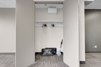 700 Dorval Dr, Oakville, ON à louer Photo intérieure– Image 2 sur 15