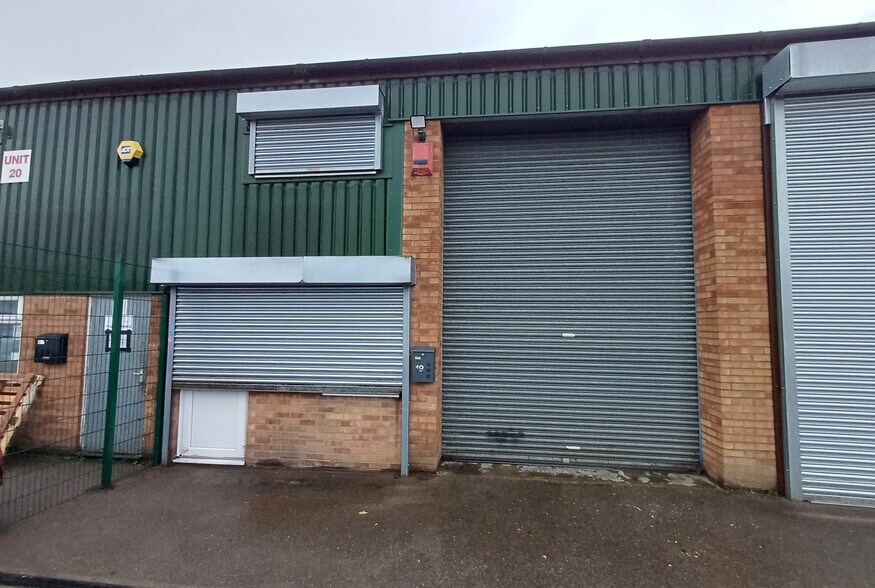 Grovebury Rd, Leighton Buzzard à louer - Photo de l’immeuble – Image 3 sur 3