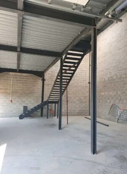 Bureau dans  à vendre - Photo de l’immeuble – Image 2 sur 16