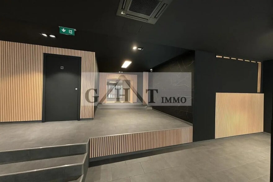 Local commercial dans Saint-Maur-des-Fossés à louer - Hall d’entrée – Image 3 sur 7
