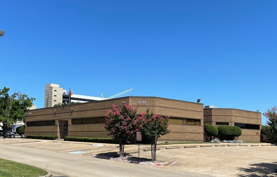 3713 W 15th St, Plano, TX à louer - Photo de l’immeuble – Image 3 sur 5