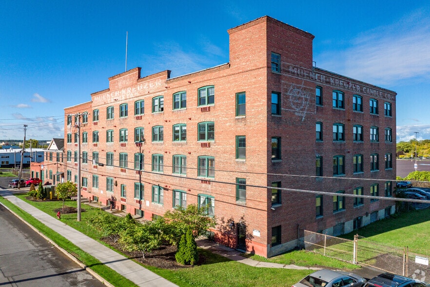 617 Hiawatha Blvd E, Syracuse, NY à louer - Photo principale – Image 1 sur 23