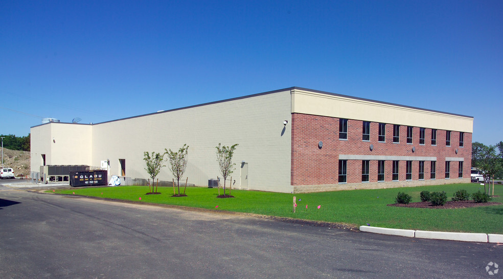 900 Highland Corporate Dr, Cumberland, RI à vendre - Photo de l’immeuble – Image 3 sur 8