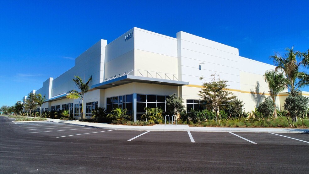 14651 Jetport Loop, Fort Myers, FL à louer - Photo de l’immeuble – Image 2 sur 5