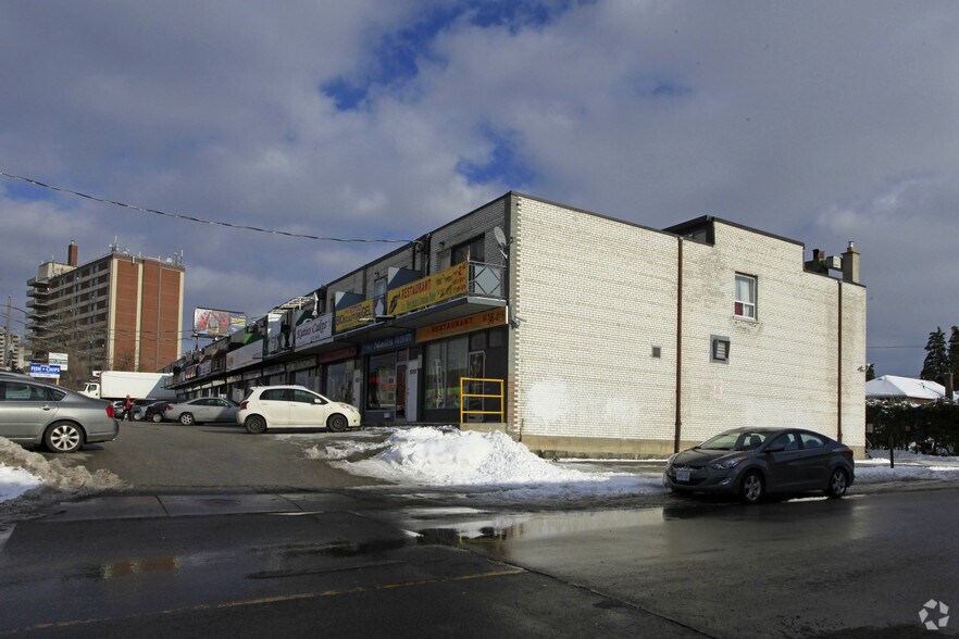 1527-1549 O'connor Dr, Toronto, ON à louer - Photo de l’immeuble – Image 3 sur 5
