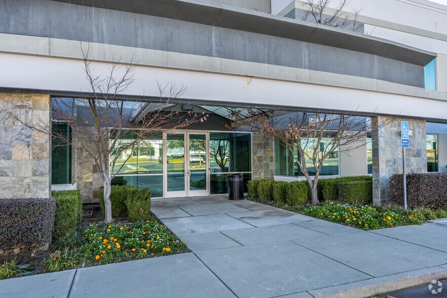 532 Gibson Dr, Roseville, CA à louer - Photo de l’immeuble – Image 3 sur 7