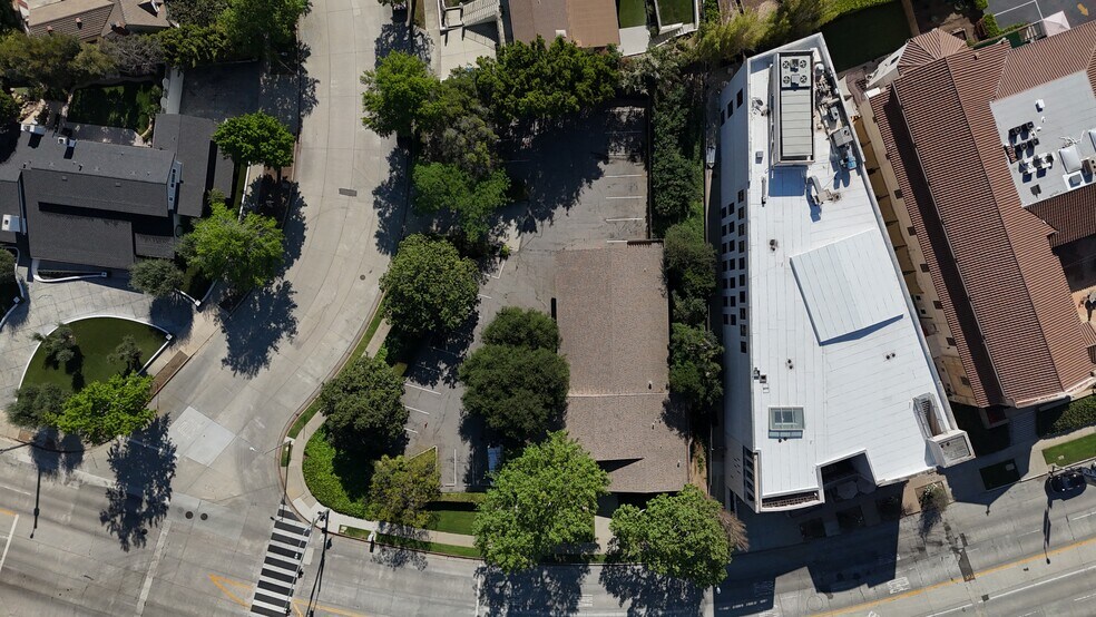 560 Hilgard Ave, Los Angeles, CA à vendre - Photo de l’immeuble – Image 3 sur 5