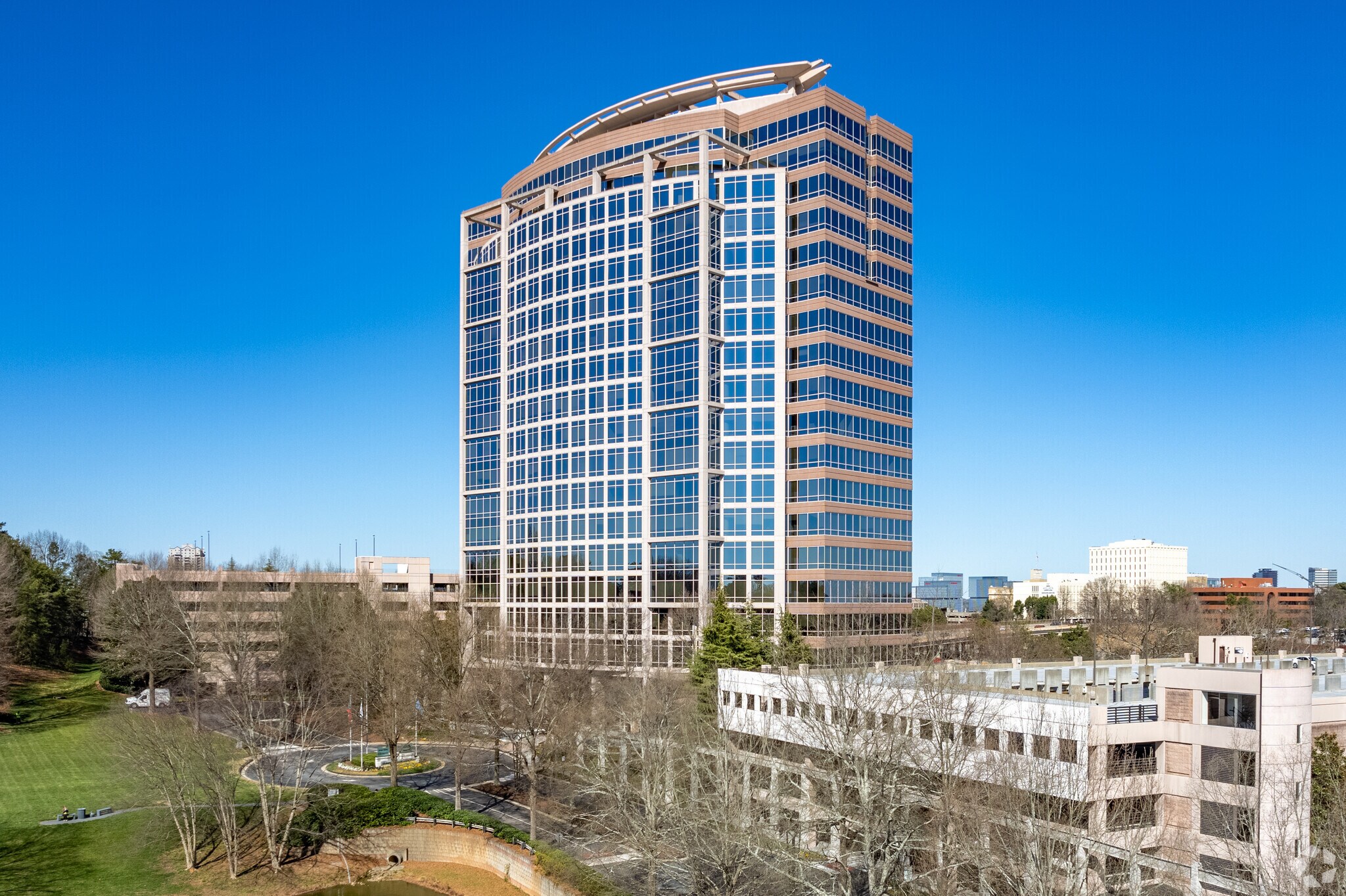 5565 Glenridge Connector, Atlanta, GA à louer Photo principale– Image 1 sur 7