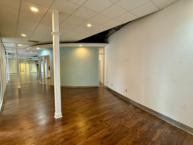 1095 Zonolite Rd NE, Atlanta, GA à louer - Photo de l’immeuble – Image 3 sur 17
