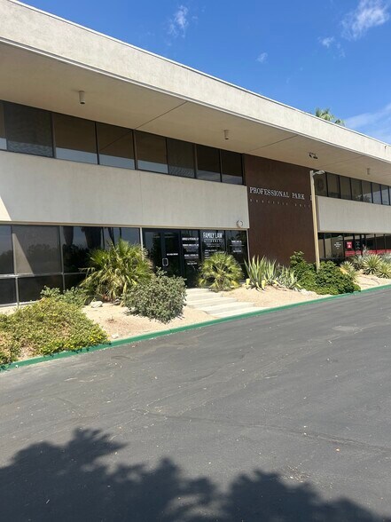 225 S Civic Dr, Palm Springs, CA à louer - Photo de l’immeuble – Image 1 sur 12