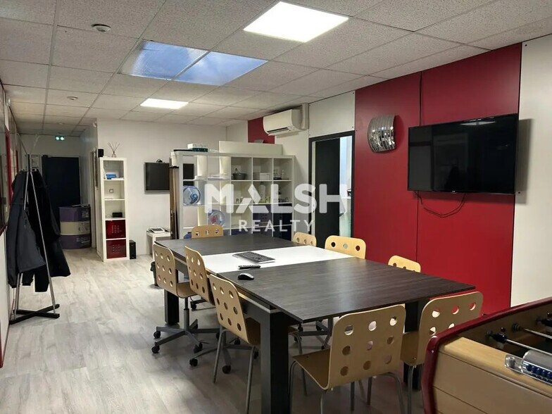 Bureau dans Saint-Genis-Laval à vendre - Photo de l’immeuble – Image 2 sur 8