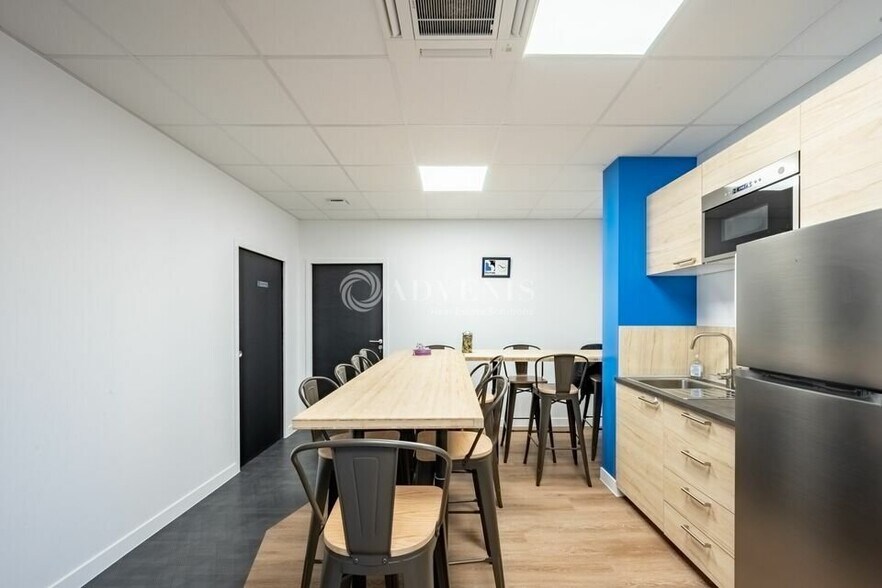 Local d'activités dans Plaisir à vendre - Photo intérieure – Image 2 sur 4