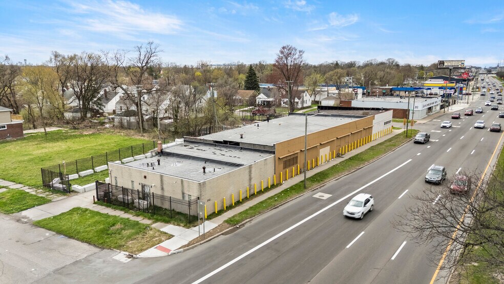 300-340 E 8 Mile Rd, Detroit, MI à louer - Photo de l’immeuble – Image 3 sur 12