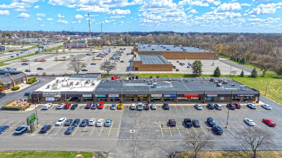 6085-6115 Mcnaughten Rd, Columbus, OH à louer - Photo de l’immeuble – Image 3 sur 12