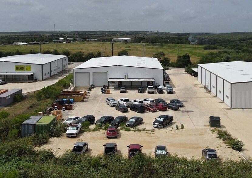 12943 Wright Rd, Buda, TX à louer - Photo de l’immeuble – Image 3 sur 7