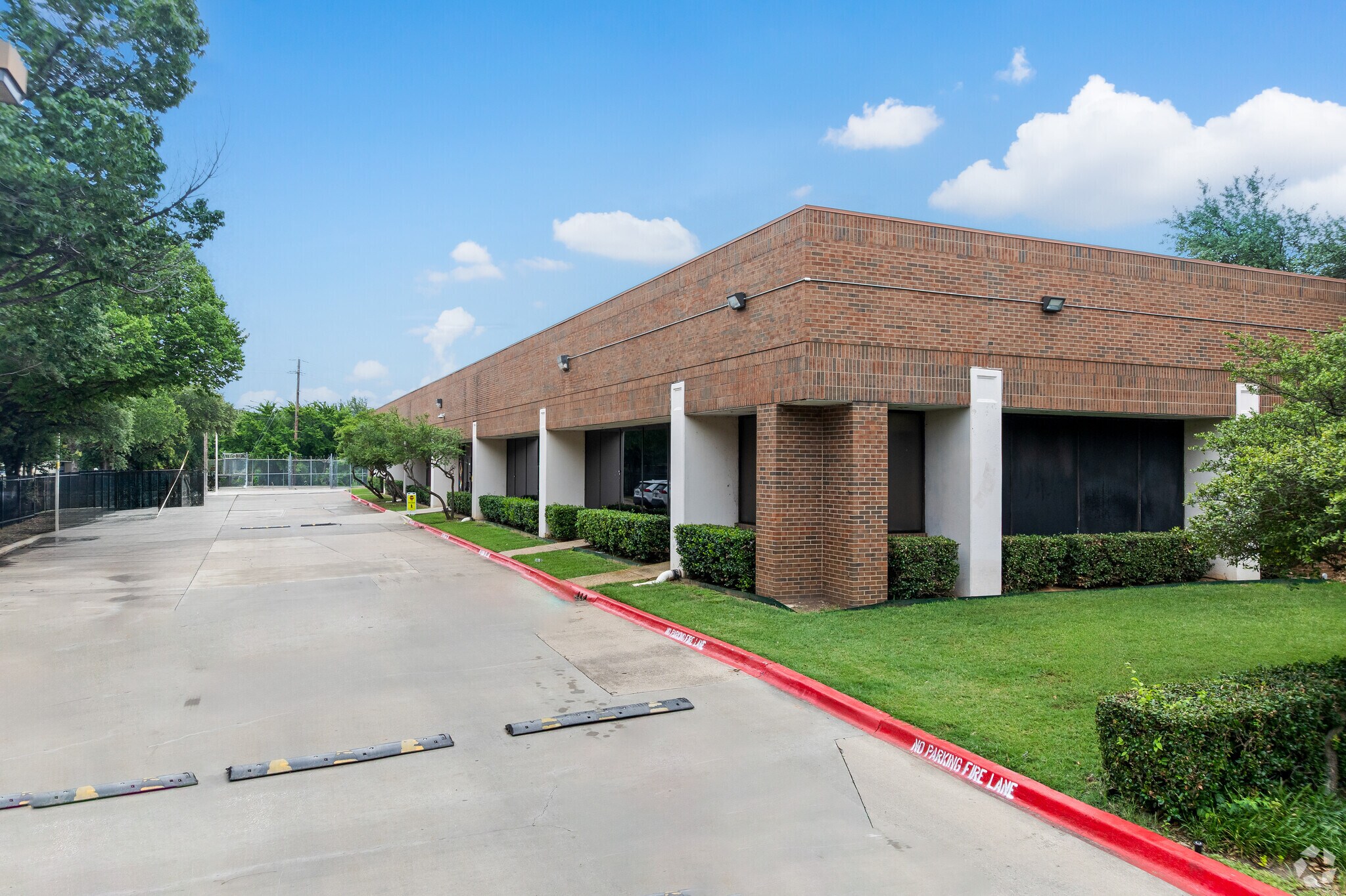 7920 Elmbrook Dr, Dallas, TX à louer Photo de l’immeuble– Image 1 sur 40
