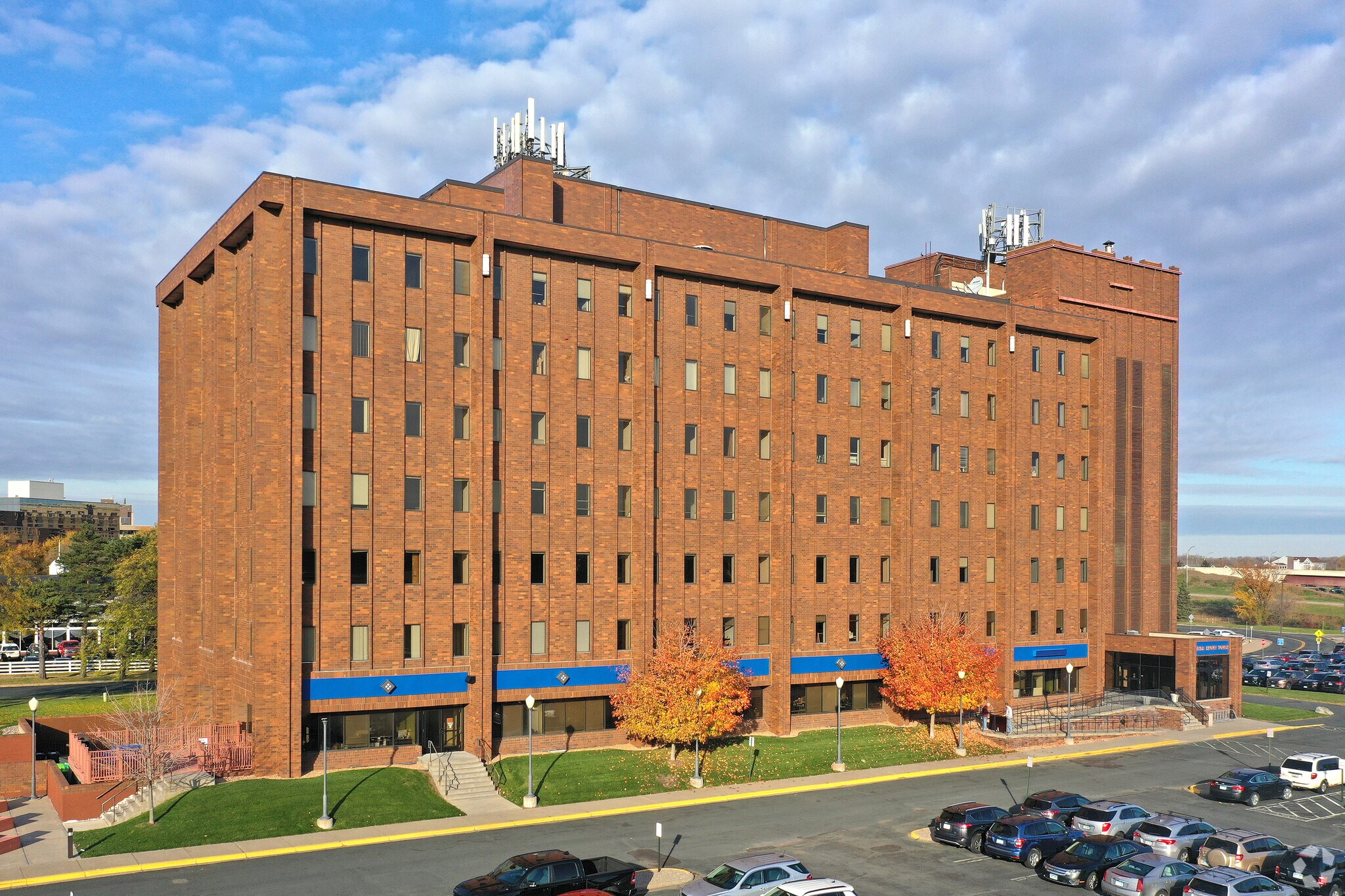 6120 Earle Brown Dr, Brooklyn Center, MN à louer Photo de l’immeuble– Image 1 sur 6