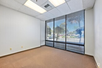 1126 W Foothill Blvd, Upland, CA à louer Photo de l’immeuble– Image 2 sur 3