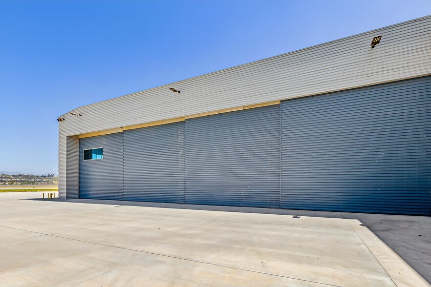 800 Aviation Dr, Camarillo, CA à vendre - Photo de l’immeuble – Image 2 sur 15