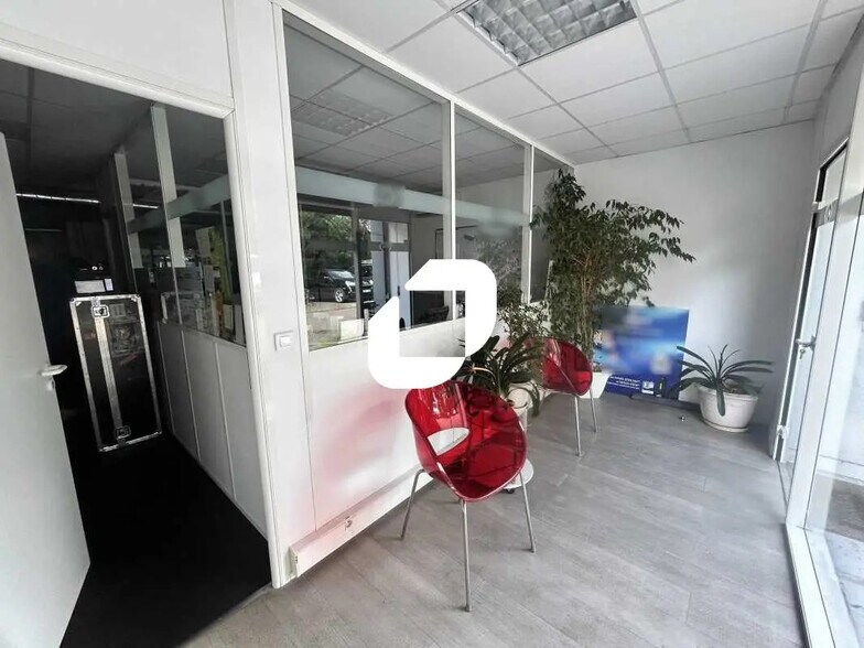 Local d’activités dans Montigny-lès-Cormeilles à louer - Photo de l’immeuble – Image 1 sur 16