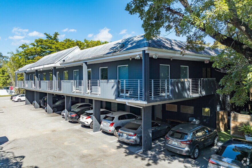 6330 Manor Ln, South Miami, FL à louer - Photo de l’immeuble – Image 3 sur 7