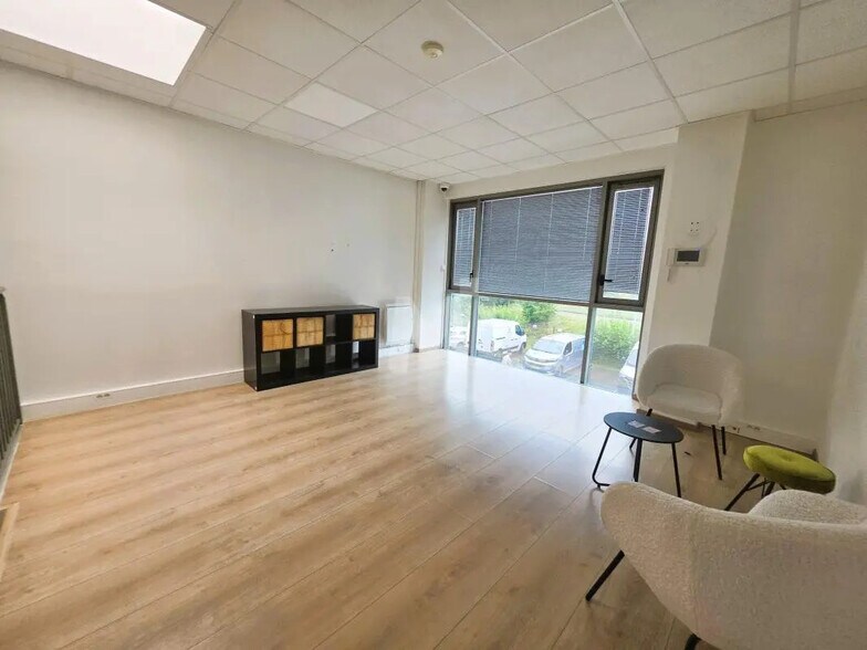 Bureau dans Lieusaint à louer - Photo de l’immeuble – Image 3 sur 9