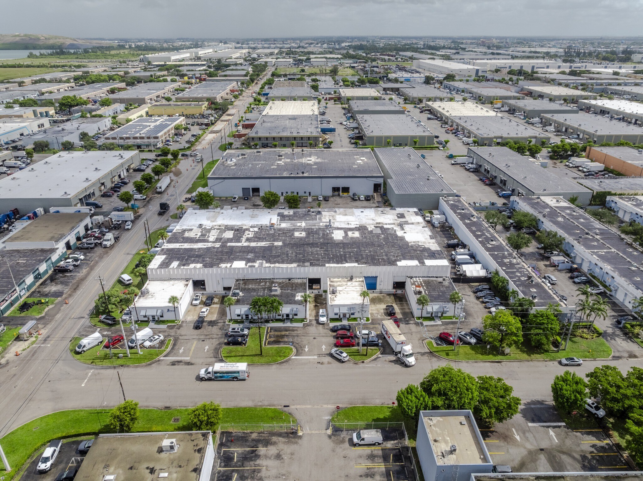 8215 NW 64th St, Miami, FL à vendre Photo de l’immeuble– Image 1 sur 14