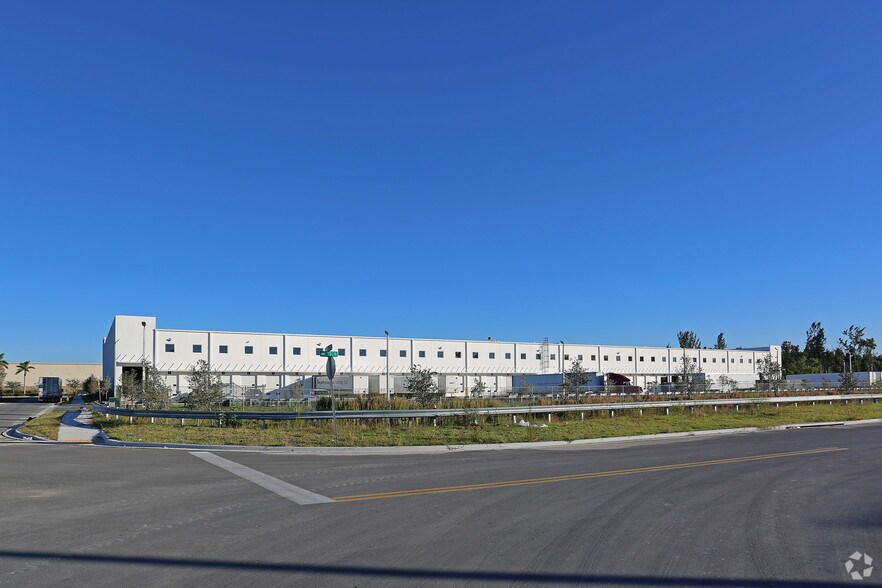 12950 NW 17th St, Miami, FL à louer - Photo de l’immeuble – Image 2 sur 7