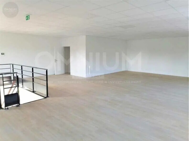 Bureau dans Villefontaine à louer - Photo de l’immeuble – Image 3 sur 5
