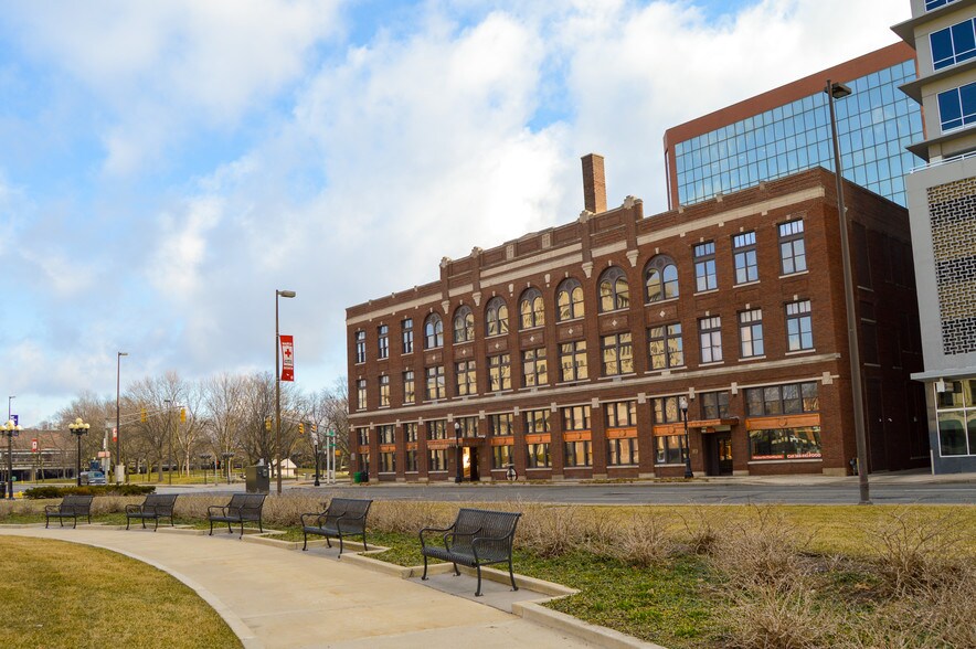 701 S Clinton St, Fort Wayne, IN à louer - Photo de l’immeuble – Image 1 sur 6