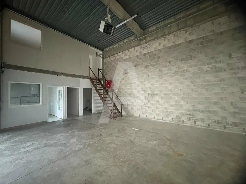 Local d’activités dans Saint-Thibault-des-Vignes à louer Photo de l’immeuble– Image 1 sur 6