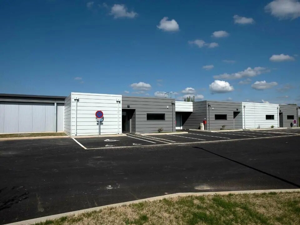 Local d’activités dans Saint-Viance à louer Photo de l’immeuble– Image 1 sur 4