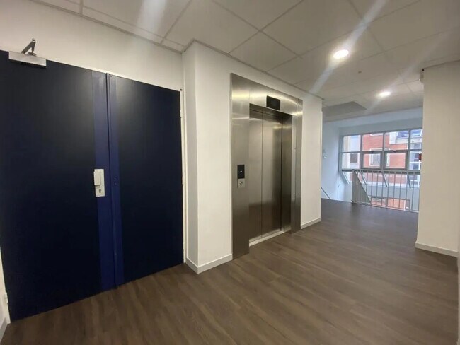 Plus de détails pour Bureau, Local d'activités à louer