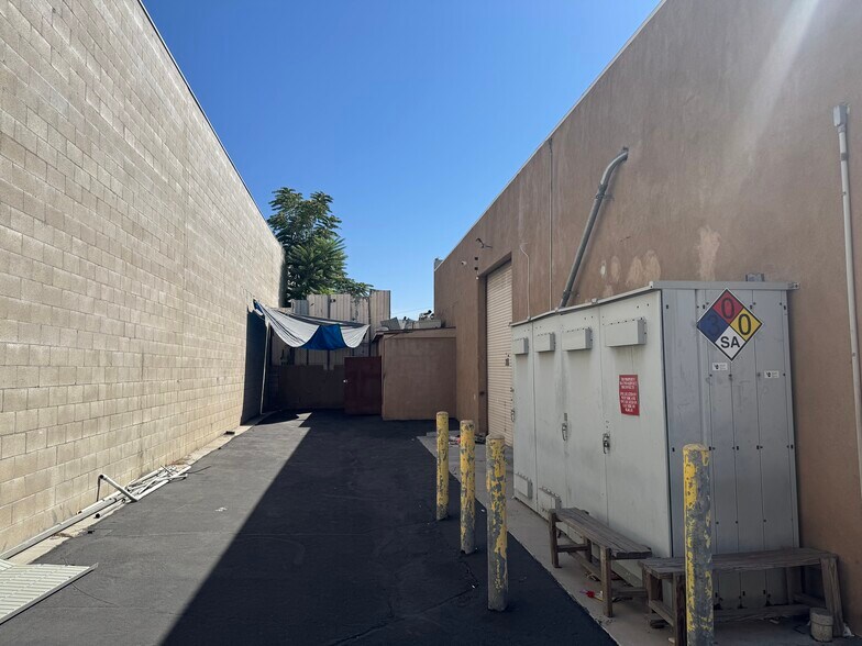9830 San Fernando Rd, Pacoima, CA à louer - Photo de l’immeuble – Image 2 sur 12